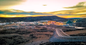 renuncia directora financiera newmont